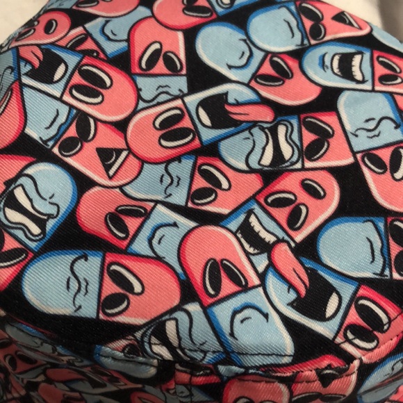*AWESOME* Pill Bucket Hat in Blue and Pink - Picture 5 of 9